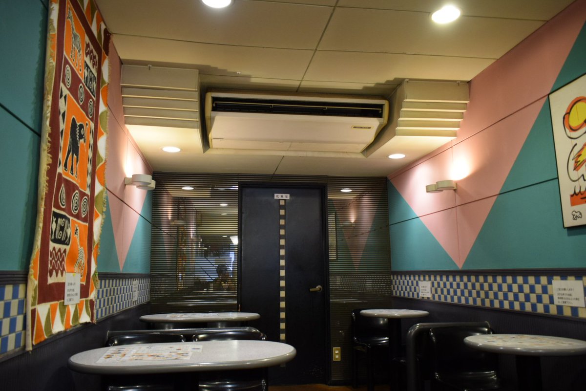 PZwiooLvmPyKG3k's tweet image. お友達に教えて貰ったお店、徳島駅近くのオズさんで、でっかいプリンパフェを頂きまする✨
うぅ〜む、平成一桁時代を思わせるバブリーな店内が気分を上げてくれますね(*´ω`*)✨