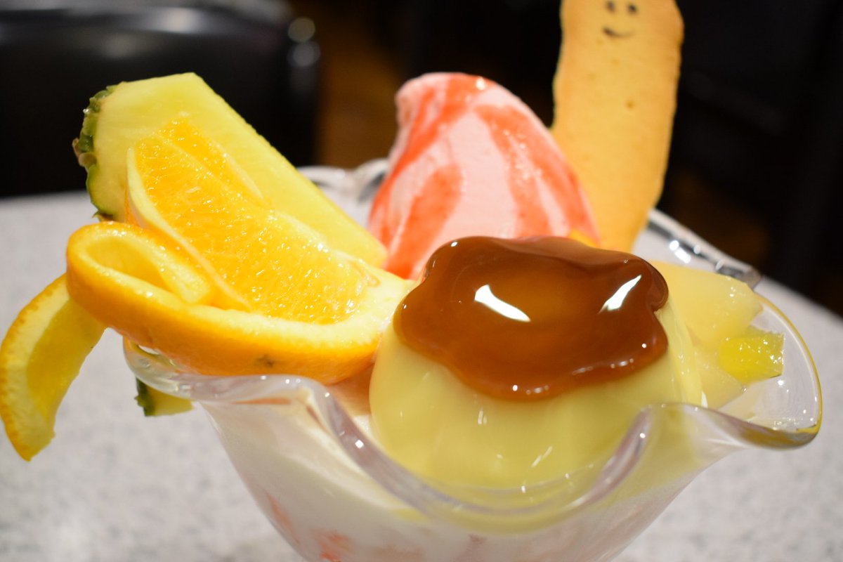 PZwiooLvmPyKG3k's tweet image. お友達に教えて貰ったお店、徳島駅近くのオズさんで、でっかいプリンパフェを頂きまする✨
うぅ〜む、平成一桁時代を思わせるバブリーな店内が気分を上げてくれますね(*´ω`*)✨