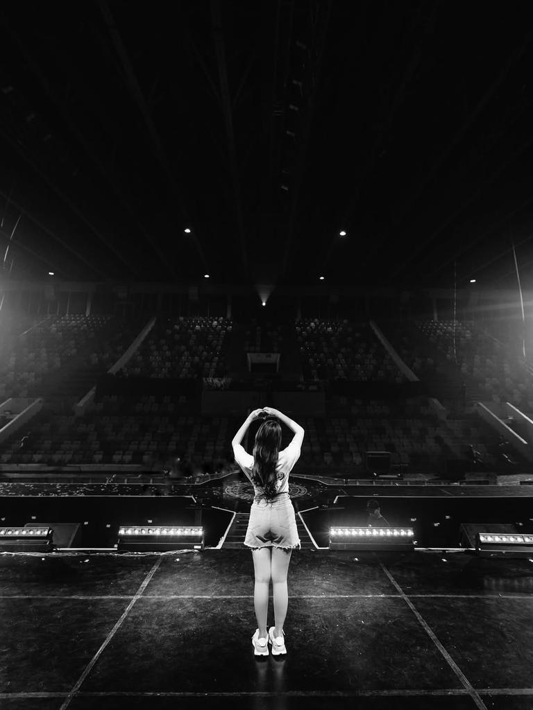 [Instagram <a href="/S_GraciaJKT48/">Shania Gracia グラシア</a>] 

Kemarin, tepatnya tanggal 26 Juli 2025 Aku mengumumkan bahwa akan segera lulus dari JKT48. Sebuah keputusan yang tidak mudah, butuh waktu yang sangat lama untukku bisa mengumumkannya. Tetapi, semua sudah kupikirkan dengan matang sejak lama. 
Bertahan