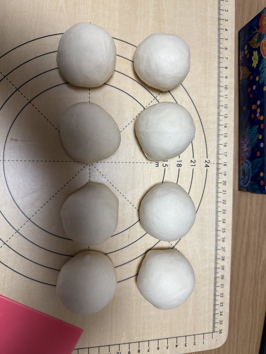 Takasuimaru1's tweet image. こんにちは♪
今日はパン🥐作ってまーす🥐

随時更新ポストしますw

捏ねて、一次発酵、切り分けて
ベンチタイム中✨✨✨

今日も素敵な一日を✨✨✨