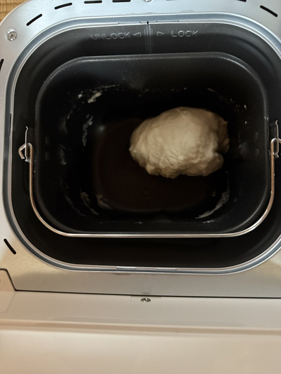 Takasuimaru1's tweet image. こんにちは♪
今日はパン🥐作ってまーす🥐

随時更新ポストしますw

捏ねて、一次発酵、切り分けて
ベンチタイム中✨✨✨

今日も素敵な一日を✨✨✨