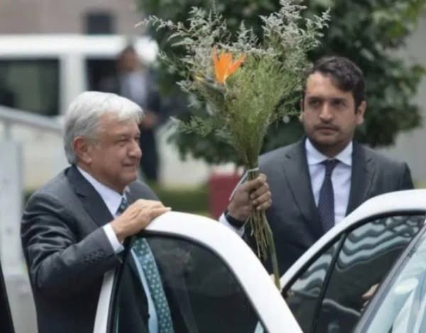 DigitaMorelos's tweet image. Gracias, Chairos 📷

📷 Captan al hijo de AMLO, Andy López Beltrán, vacacionando en Japón, mientras la asamblea de Morena... puede esperar 📷Andy desayunando en el hotel de lujo Okura en Tokio, acompañado del diputado Daniel Asaf, exmano derecha de AMLO.
“Gorra y lentes oscuros