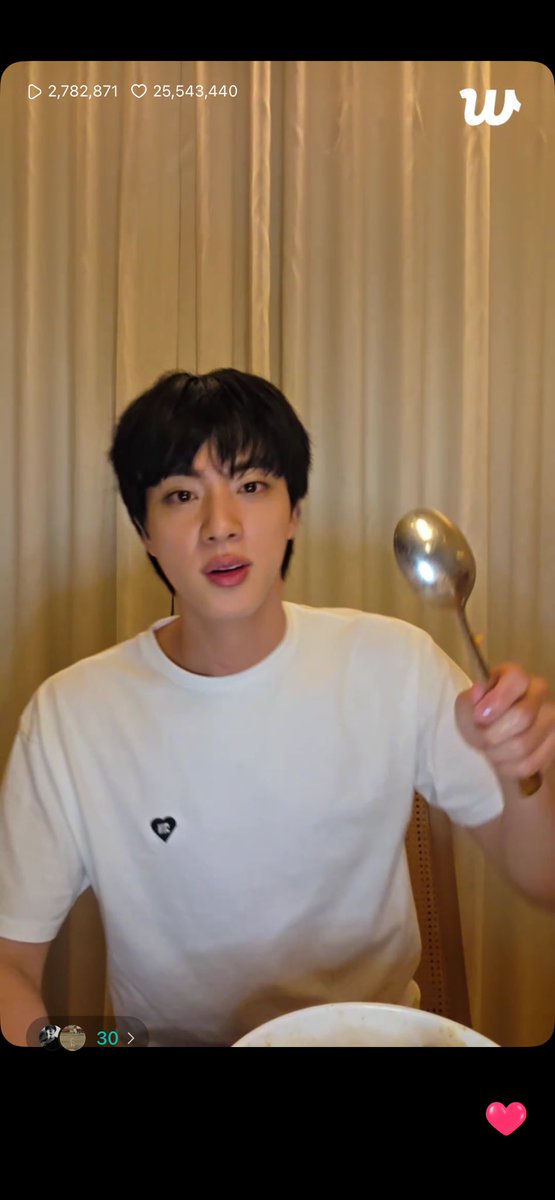 strwbrryoongii's tweet image. DAYUMMMM WHY IS THE SPOON SO FAWKING LARGE?!!$$?😭💀