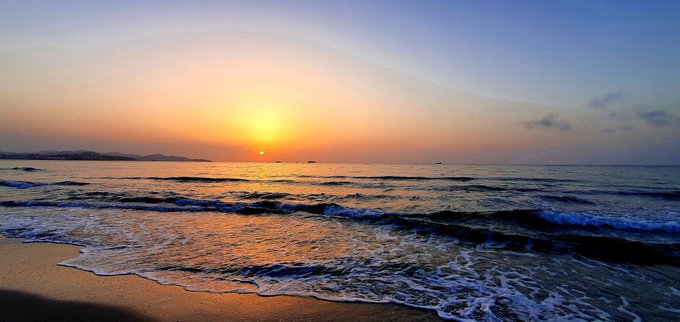 AidaBSanchez's tweet image. Caminatas por la orilla del mar... Se pregunta para qué sirve el horizonte... Es el lugar que eligen las barcas para navegar con las velas desplegadas, donde se posan las nubes... donde caen las lágrimas de San Lorenzo... Sosiego, silencio.
@antoninegre
#RecuerdosEnLaIntimidad