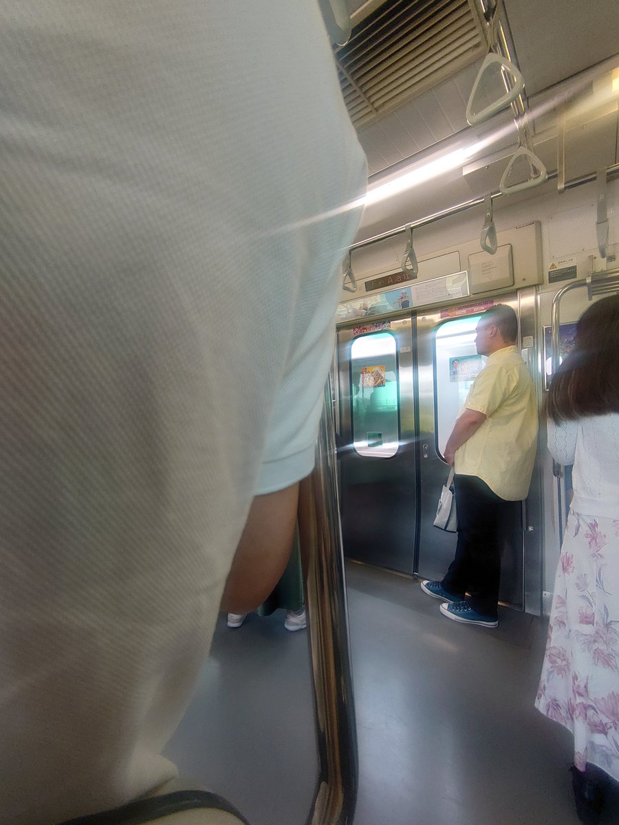 takuya_sakasama's tweet image. 端の席に座ってるんだが
これ領空侵犯だよな
次髪の毛触れたらヤル