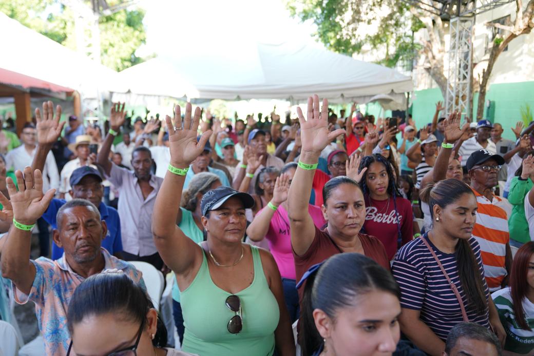 *Leonel juramenta en la Fuerza del Pueblo a un regidor, un vocal, varios presidentes de intermedio y más dirigentes del PLD en Peravia*

Baní. El partido Fuerza del Pueblo (FP) continuó el proceso de incorporación de nuevos militantes a sus filas. Cientos de personas de los