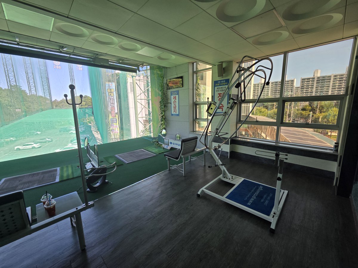 Proswing_Inc's tweet image. 초보골퍼들의 길라잡이~ 
헤드업 교정대, 핸드가이드, 하체리드의 스윙유도대로 올바른 자세와 스윙궤도를~

제품문의:1899-6637
proswing.kr
#골프연습머신 제조 프로스윙

#골프레슨장비 #실외골프스윙연습기 #골프자세연습기 #골프궤도연습기 #드라이버궤도교정 #아이언궤도교정