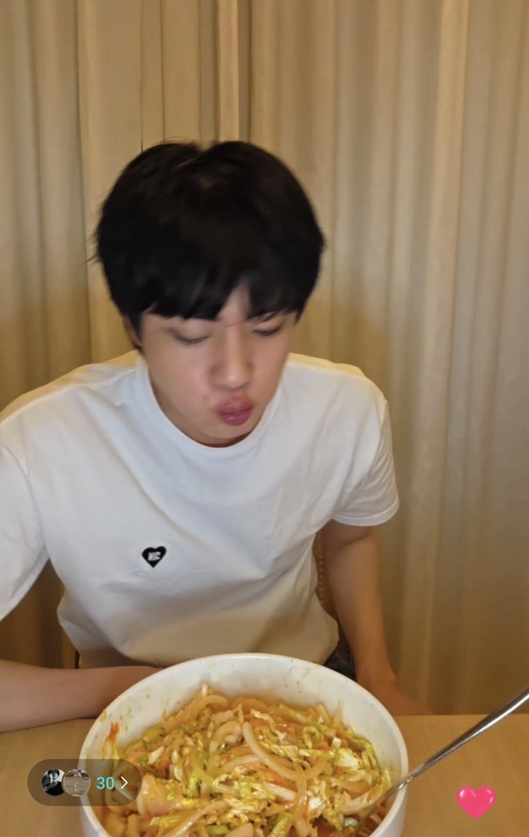 daydhope's tweet image. o bico desse 🫸         🫷 tamanho enquanto come é o charme dele 💜