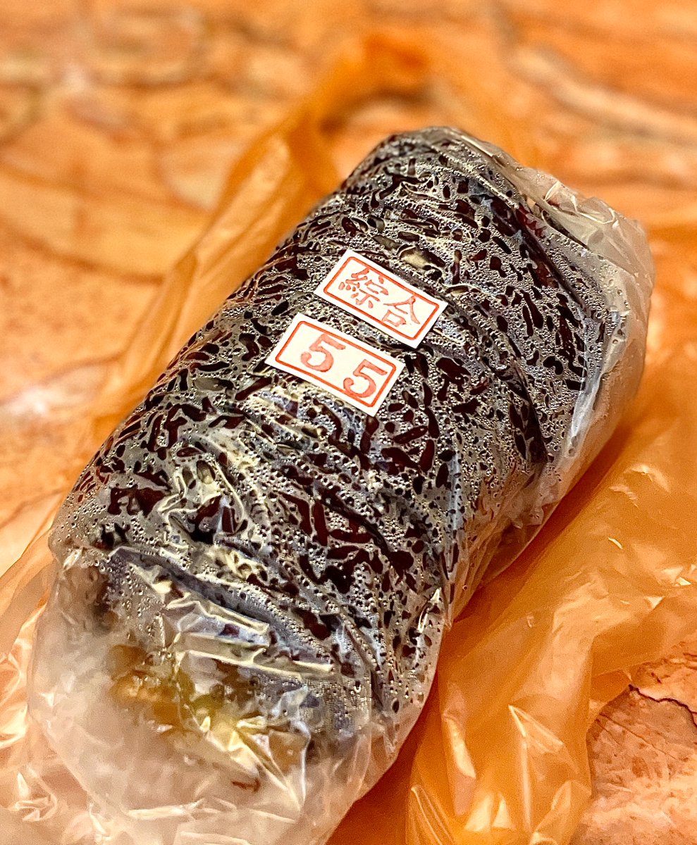 pekoyama's tweet image. 台北駅近くのおにぎり屋さんで朝ごはん
台湾おにぎりは巨大で中身がぎっちりで強い
馴染みのある漬物とかおかかの他に目玉焼きとか揚げパンが入ってるよ
パワー