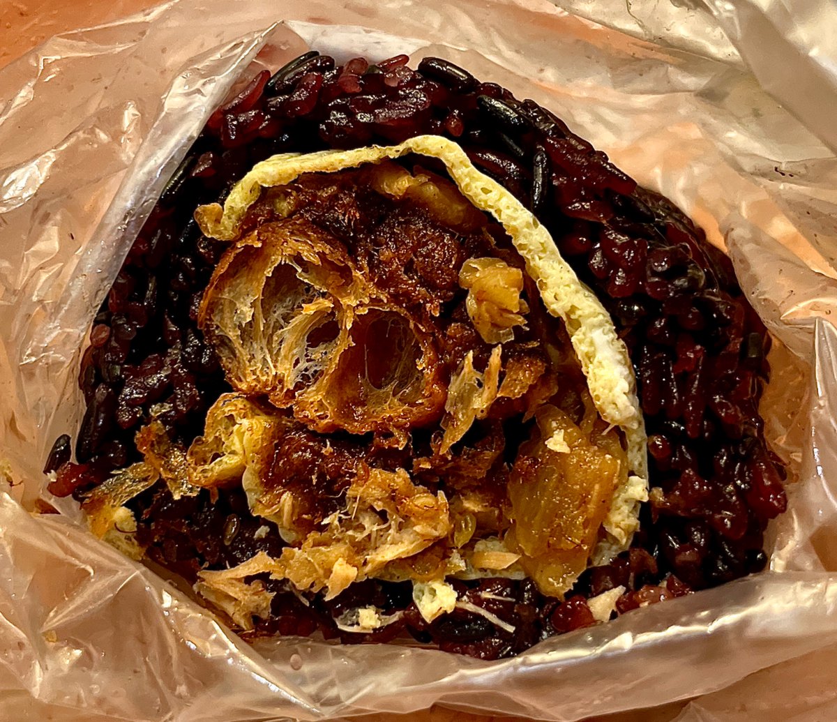 pekoyama's tweet image. 台北駅近くのおにぎり屋さんで朝ごはん
台湾おにぎりは巨大で中身がぎっちりで強い
馴染みのある漬物とかおかかの他に目玉焼きとか揚げパンが入ってるよ
パワー