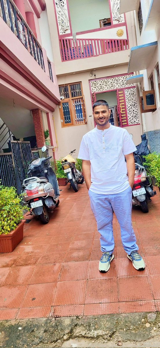 हम खाली किताब थे..
लोग आते गए सबक छपता गया..!!