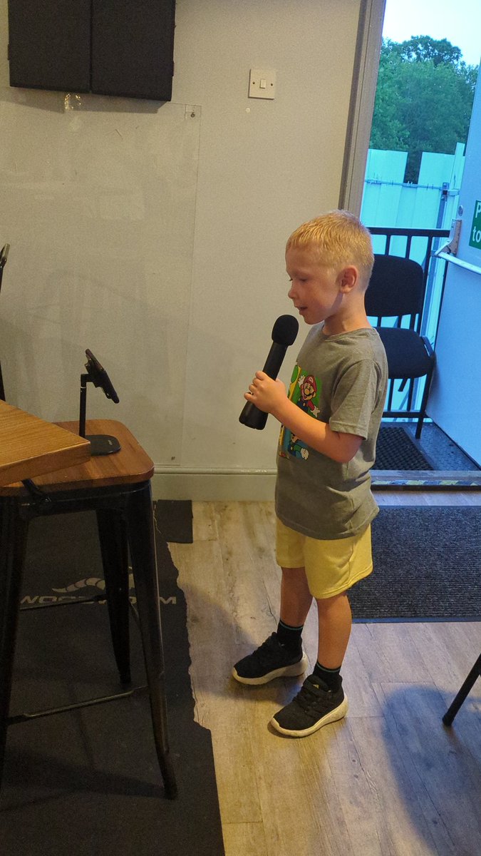 LauraBlenes's tweet image. My boy had a great time at karaoke night 🎤 I'm so proud of him and honestly his song choices were great 👏🏼🩵