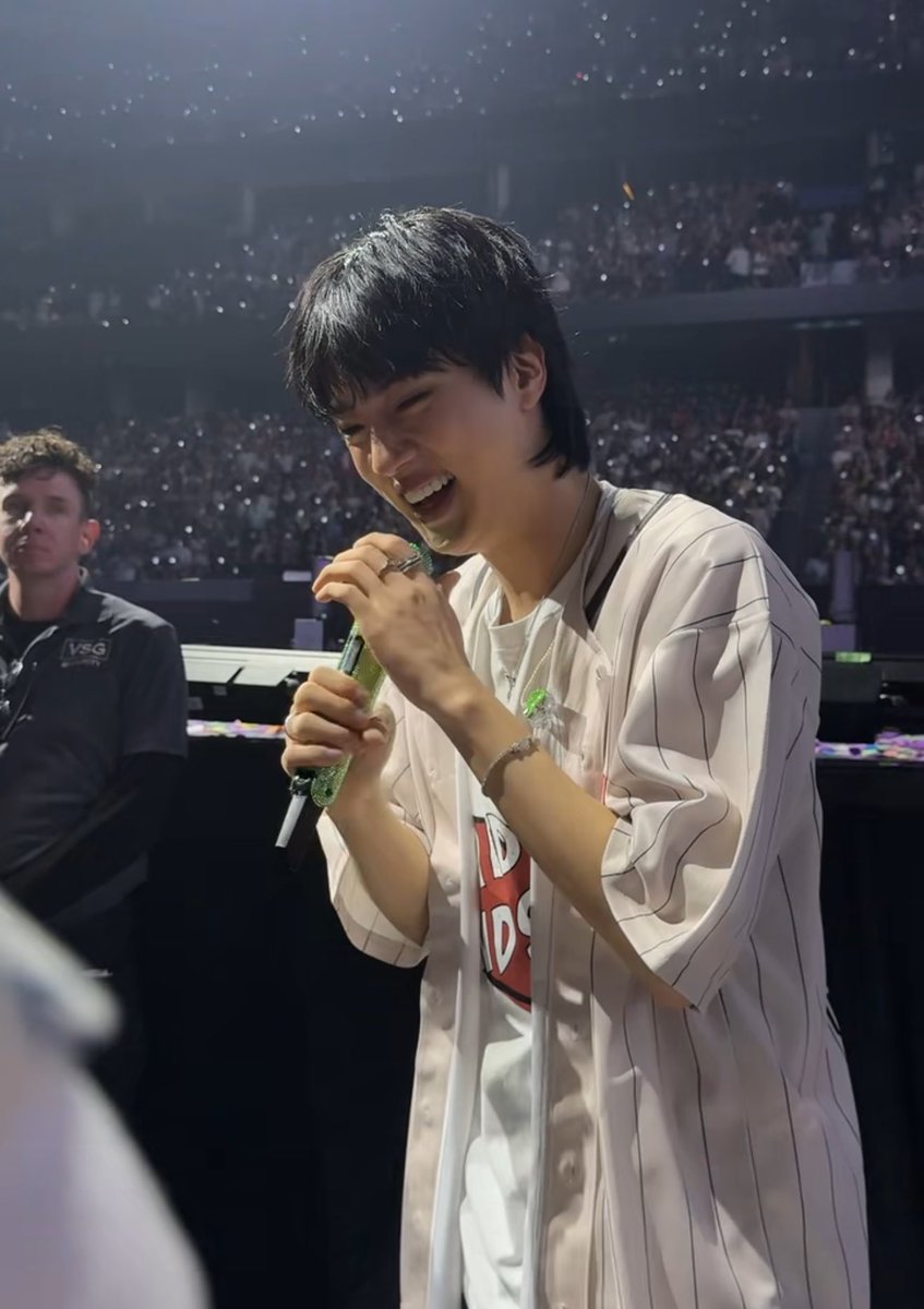 jinharemau's tweet image. to the left of me was the moon singer and to the right of me was the coolest girl with a nanami mirror. life was so good