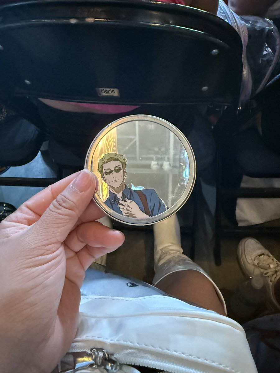 jinharemau's tweet image. to the left of me was the moon singer and to the right of me was the coolest girl with a nanami mirror. life was so good