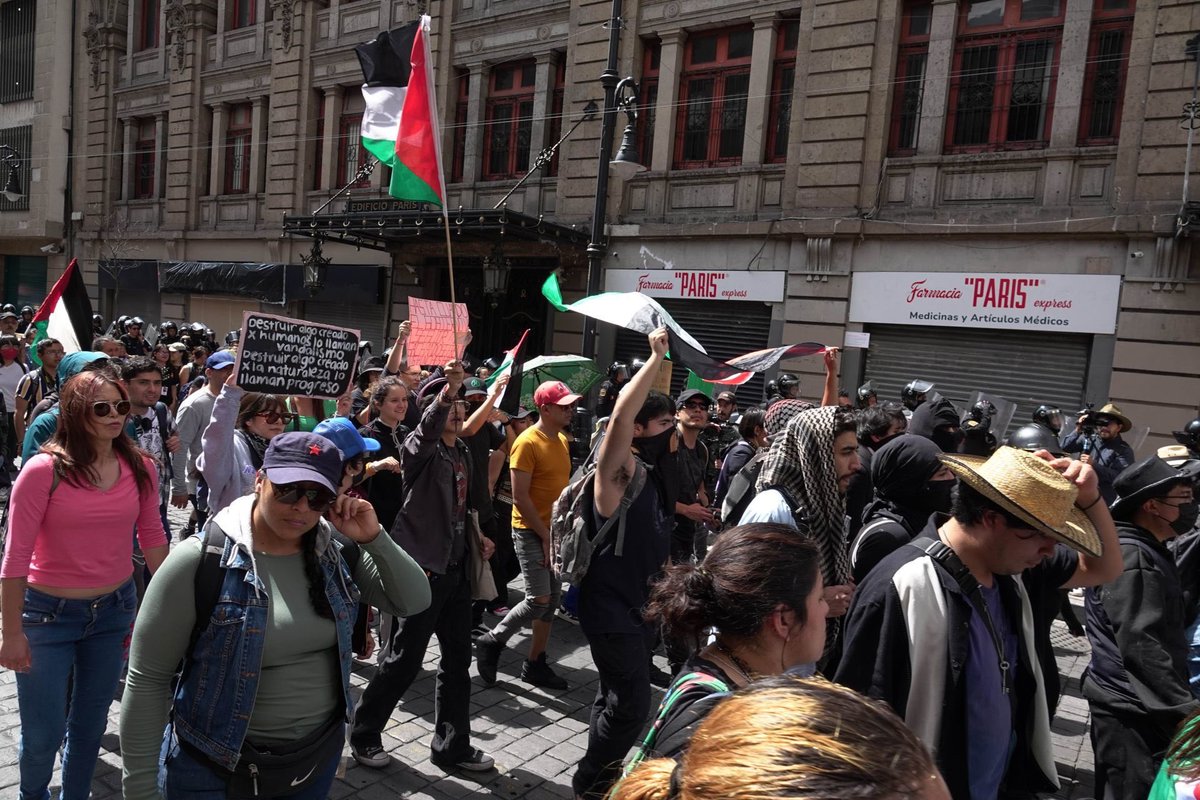 #CDMX| Tercera marcha contra la #gentrificación con saldo blanco; manifestantes estuvieron bajo estricta vigilancia policial.