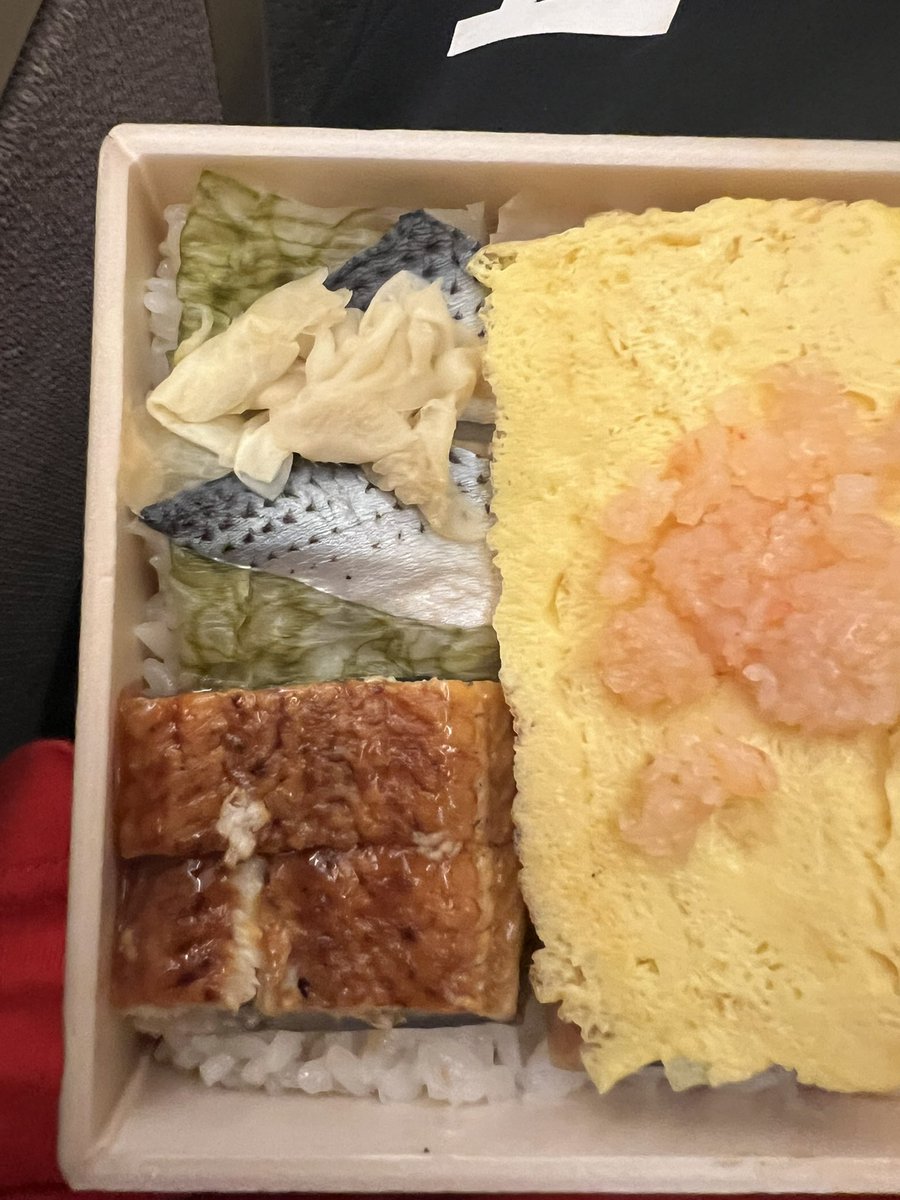 ElDesperado5's tweet image. 駅弁の好きな奴がいくつかある
今日は見つけられなのでえび千両ちらし
たまごやきのしたにネタがある(3・4枚目)
新幹線は遠足感があって好き
本日サイン会お待ちしてますin仙台PARCO本館
PARCO2と間違えないようにとマネージャーに釘刺されました
#駅弁