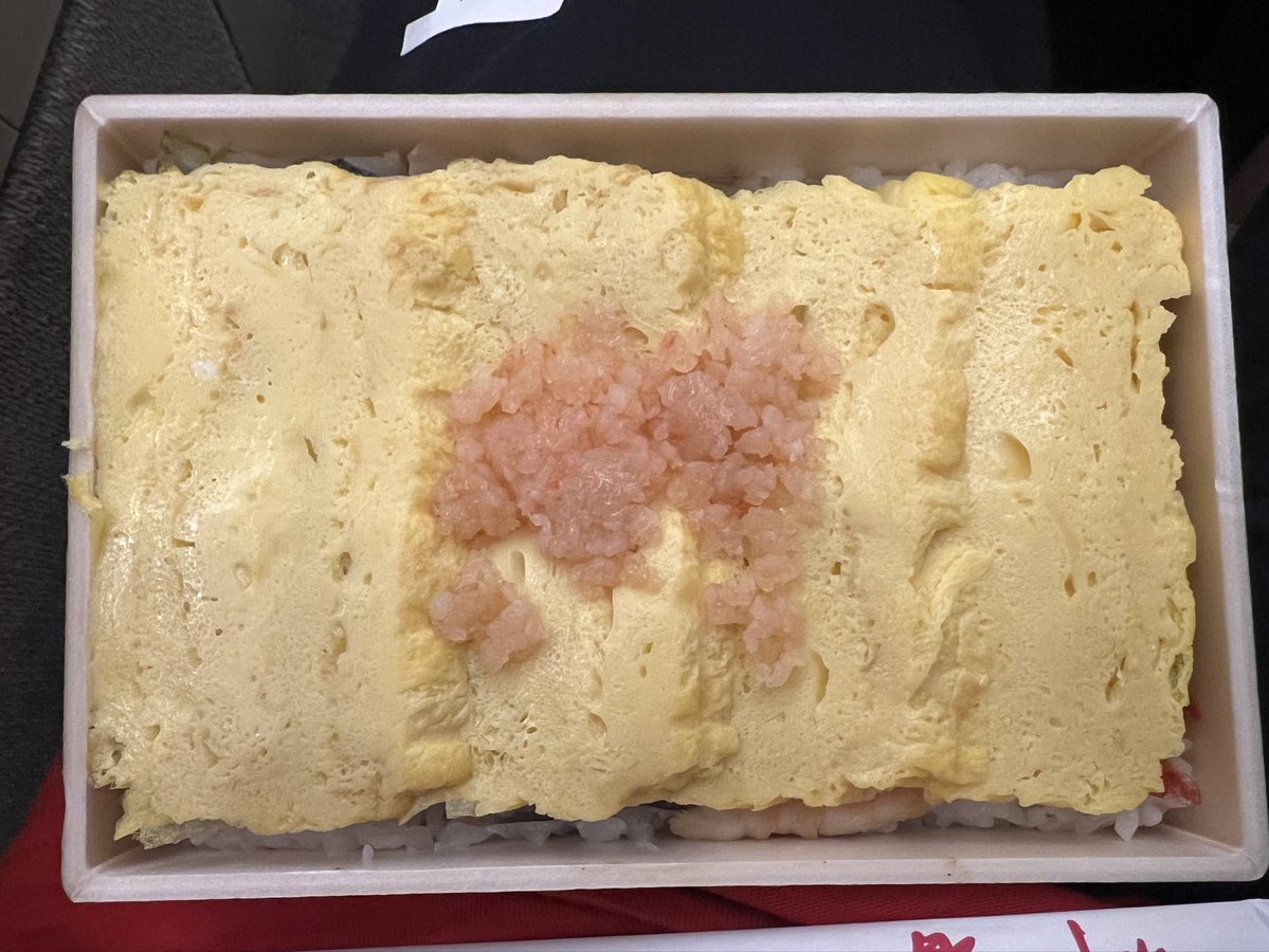 ElDesperado5's tweet image. 駅弁の好きな奴がいくつかある
今日は見つけられなのでえび千両ちらし
たまごやきのしたにネタがある(3・4枚目)
新幹線は遠足感があって好き
本日サイン会お待ちしてますin仙台PARCO本館
PARCO2と間違えないようにとマネージャーに釘刺されました
#駅弁