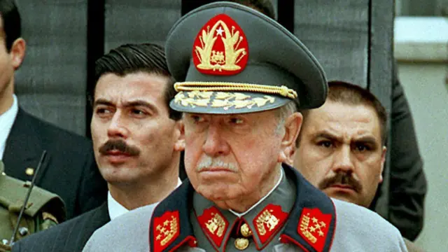 Se han percatado que Luis Mariano Rendón, vez que habla, habla de Pinochet? Tendrá amigos? Tendrá familia? porque debe ser agotador para una persona normal oír hablar a este señor. Me huele a Pinochet le genera erotismo. Qué opinan ustedes?