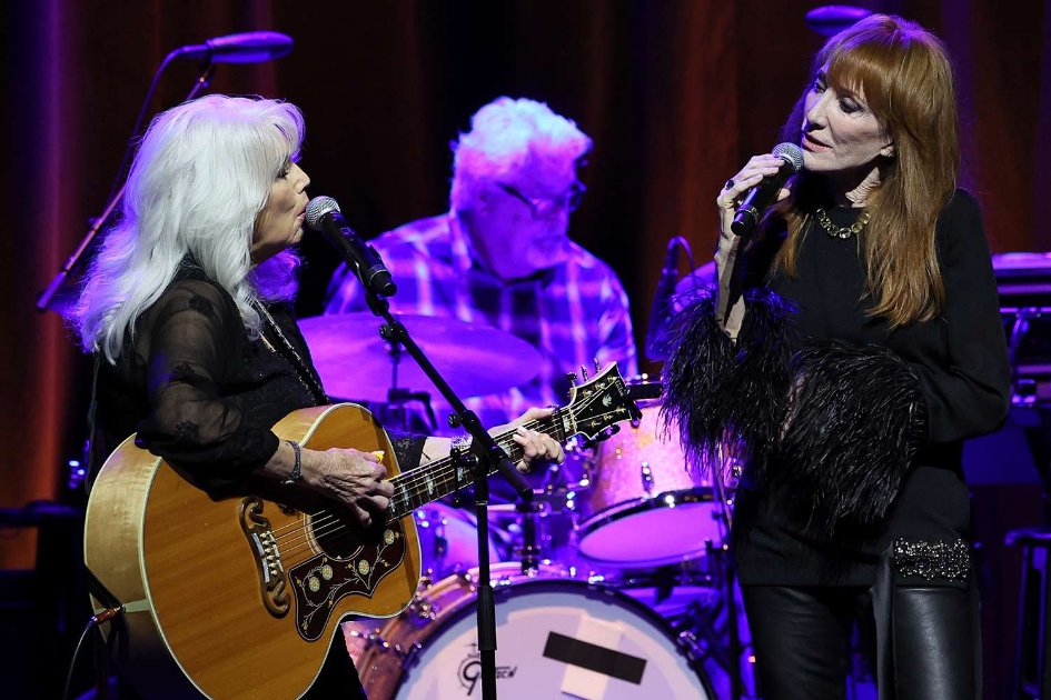 alex_a1_'s tweet image. Patti Scialfa made a heartfelt return to the stage at Linda Ronstadt&apos;s tribute after revealing her cancer diagnosis-an inspiring night filled with music, resilience, and love.  people.com/patti-scialfa-…