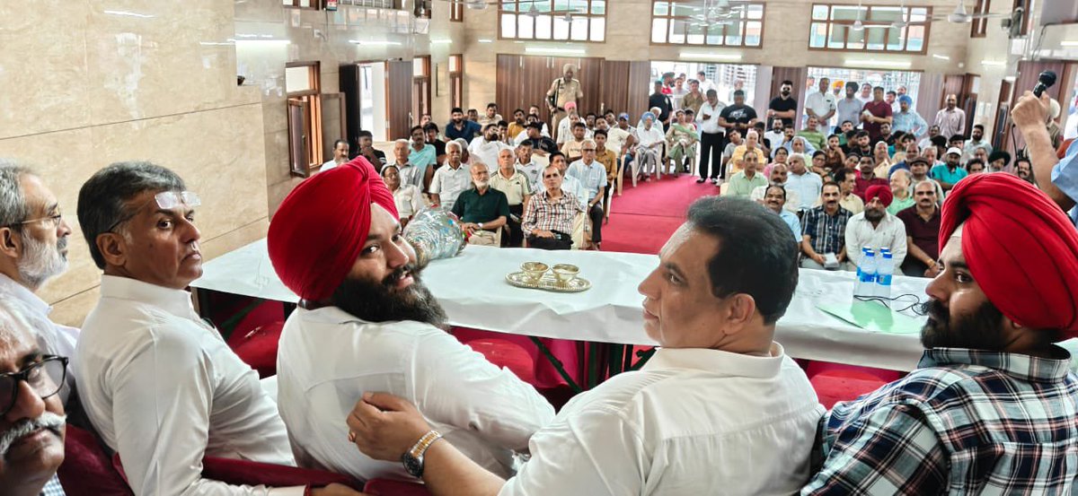 ManishTewari's tweet image. At a meeting of the RWA Sector 23 Chandigarh organised by @AmanSlatchINC , and other office bearers.
@INCChandigarh President @LUCKYHSINC , @DamanpreetBadal Councillor @ChandigarhAAP , @ChanderMukhiS , Harinder Singh Hans , Vikram Chopra , Harpreet Singh Bunty @MirWasim21 and…