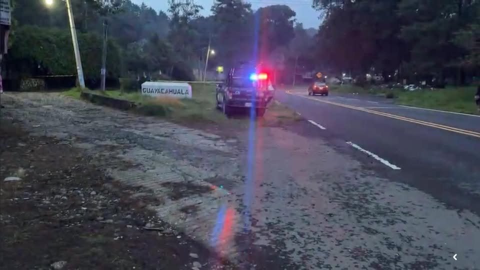 DigitaMorelos's tweet image. ✅ #Entérate | Localizan cuerpo sin vida con signos de tortura en la carretera México–Cuernavaca 🛣️🚔
Este sábado por la tarde, vecinos del fraccionamiento Guayacahuala, en el municipio de Huitzilac, alertaron a las autoridades tras hallar un cadáver abandonado sobre la carretera