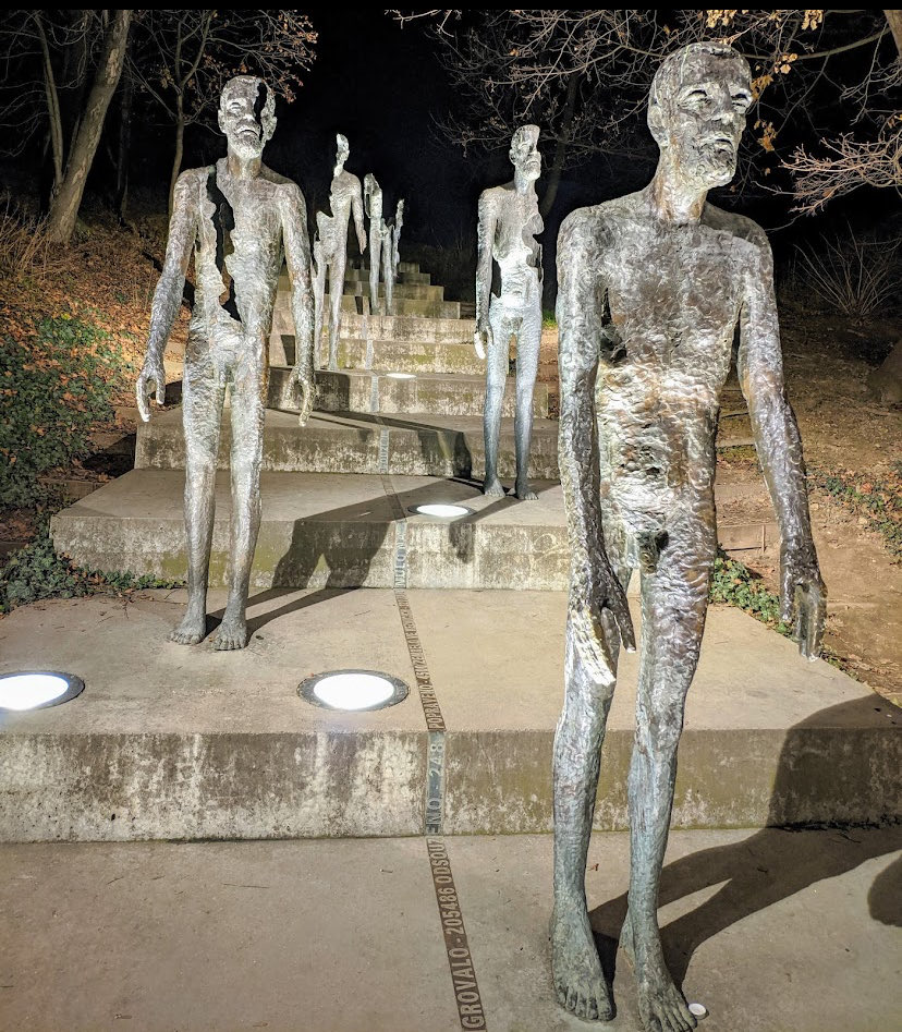 robertoampuero's tweet image. El estremecedor Monumento a las Víctimas del Comunismo, levantado en Praga, incluye también a los cristianos demócratas y socialistas democráticos, reprimidos en todos los países comunistas, de Cuba a la Unión Soviética. 🇨🇱🇨🇱🇨🇱