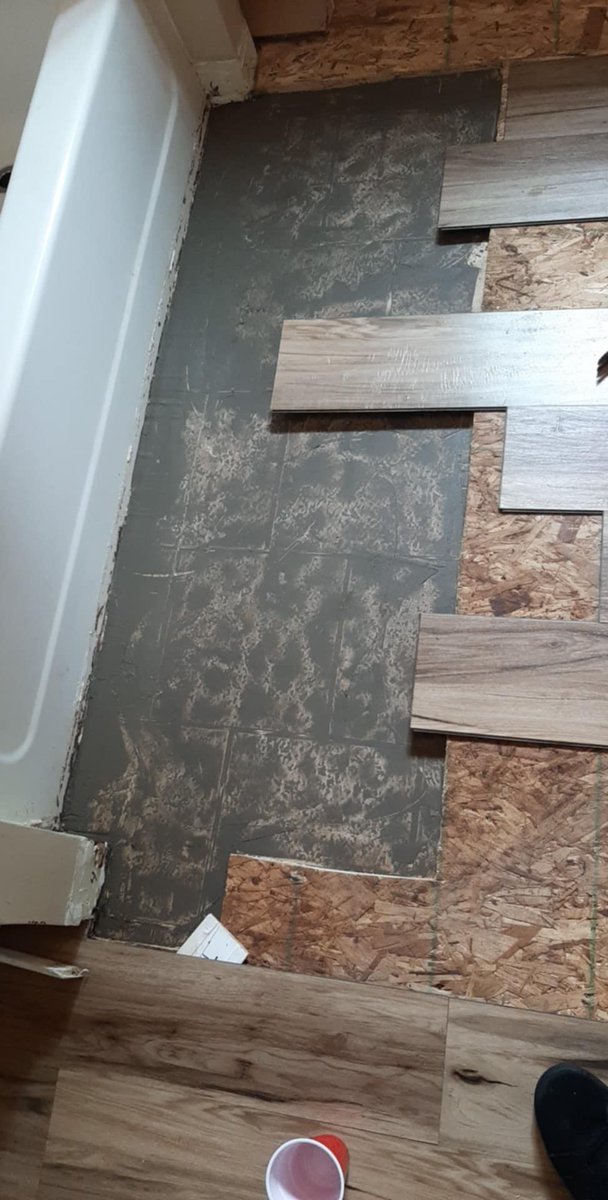 KonSlayer_GW's tweet image. Got to see my landlords subflooring qnd flooring skills first hand🙄 jkjk, it happens, least he came to look.
The caulking kept falling away from the bead. Then the floor started getting squishy. Bro starts talking about hiring someone, and I'm like, u know I'm a certified…