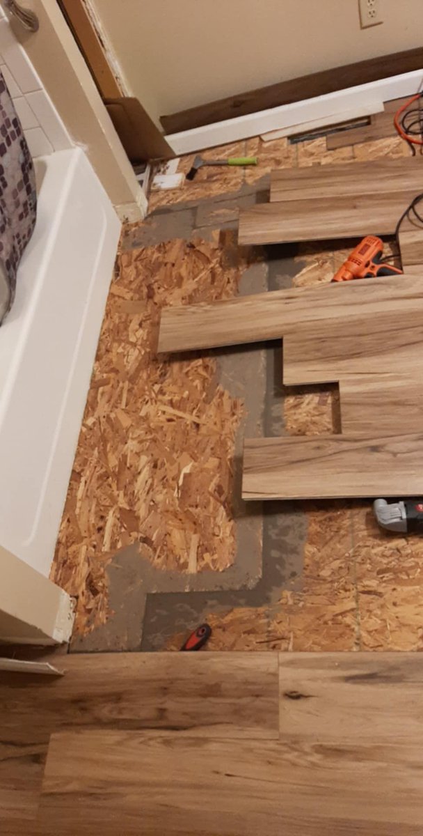 KonSlayer_GW's tweet image. Got to see my landlords subflooring qnd flooring skills first hand🙄 jkjk, it happens, least he came to look.
The caulking kept falling away from the bead. Then the floor started getting squishy. Bro starts talking about hiring someone, and I'm like, u know I'm a certified…