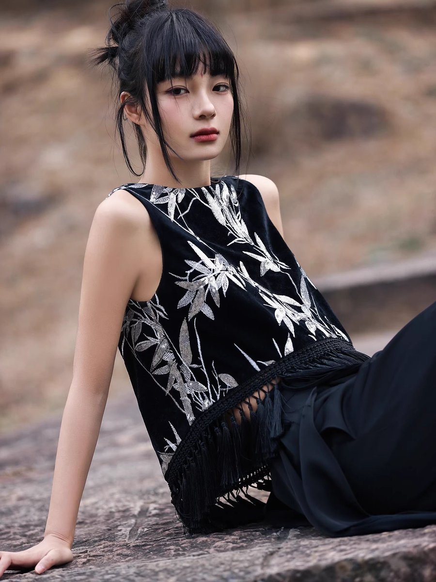 ManusxMachina's tweet image. 白銀の竹の刺繍ノースリーブトップス 
manus-machina.com/collections/ne… 
漆黒のベルベット地に、白銀の竹の刺繍が繊細に施されたノースリーブトップス。静寂の中に凛と立つ美しさを感じさせます。裾にはフリンジが揺れ、歩くたびに風をはらんでリズムを奏でるよう。