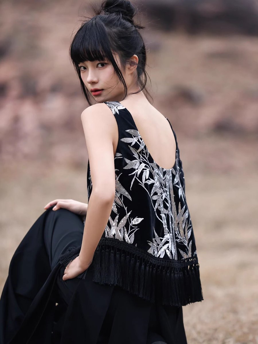 ManusxMachina's tweet image. 白銀の竹の刺繍ノースリーブトップス 
manus-machina.com/collections/ne… 
漆黒のベルベット地に、白銀の竹の刺繍が繊細に施されたノースリーブトップス。静寂の中に凛と立つ美しさを感じさせます。裾にはフリンジが揺れ、歩くたびに風をはらんでリズムを奏でるよう。