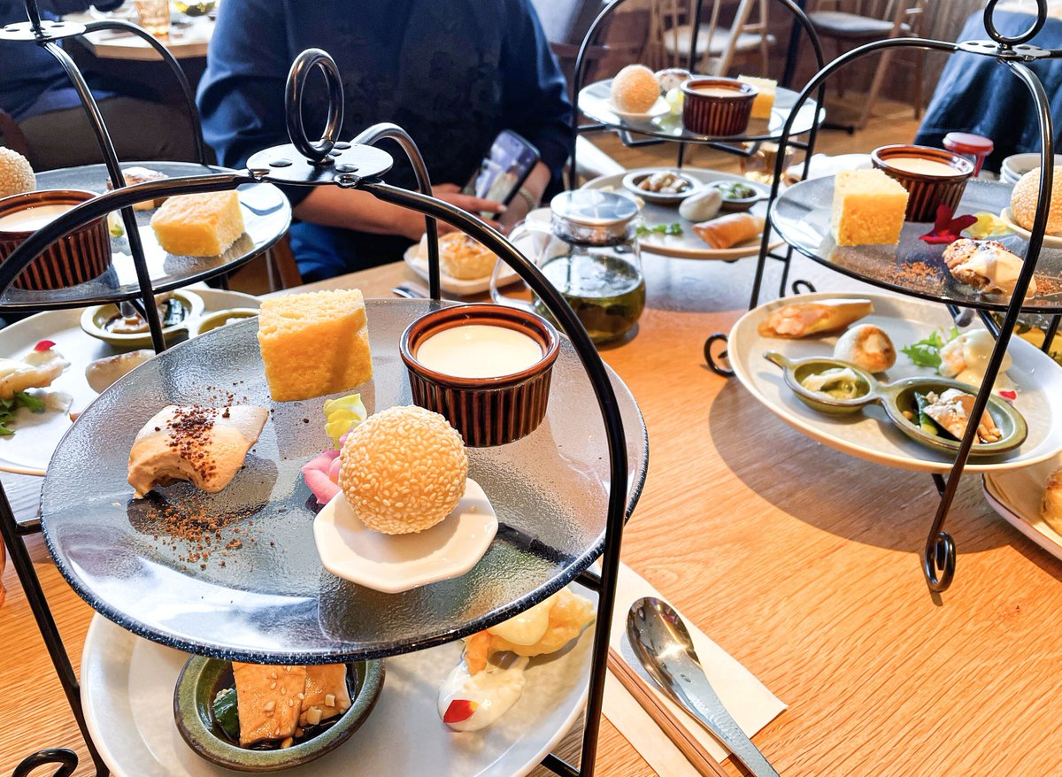 airtrip_pr's tweet image. スイーツだけじゃない!?飲茶までも堪能できる
#香港 🇭🇰スタイルの
#アフタヌーンティー では
お店自慢の品まで食すことも🍽️

おしゃべりしながら本場のお茶と
ちょっとづつ色々たくさん味わってみて😋
