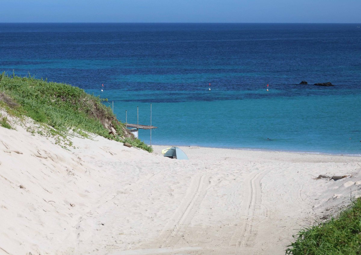 あまりにも美しい下関市、角島の海。遠隔地にあるせいか、シーズン中でも平日は人が少なく、静かなエメラルドグリーンの海を満喫できます(^O^)
