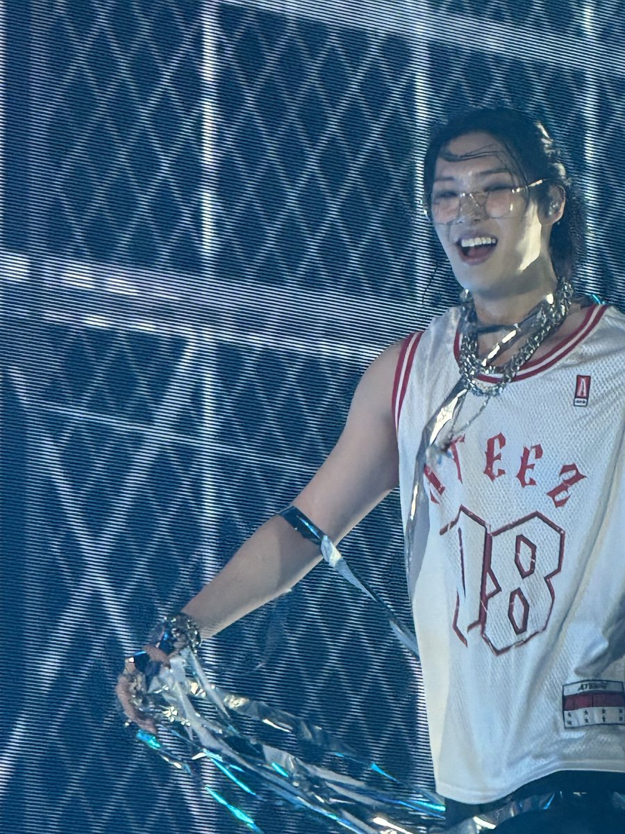 wooyungsanity's tweet image. moment like this makes me realize how deep my love for ateez runs. it’s not just the performances. it’s the joy. the laughter. the way they look at us like we’re home. i’d give them the moon if i could.
#ATEEZinChicago #MINGI #InYourFantasyTour #에이티즈