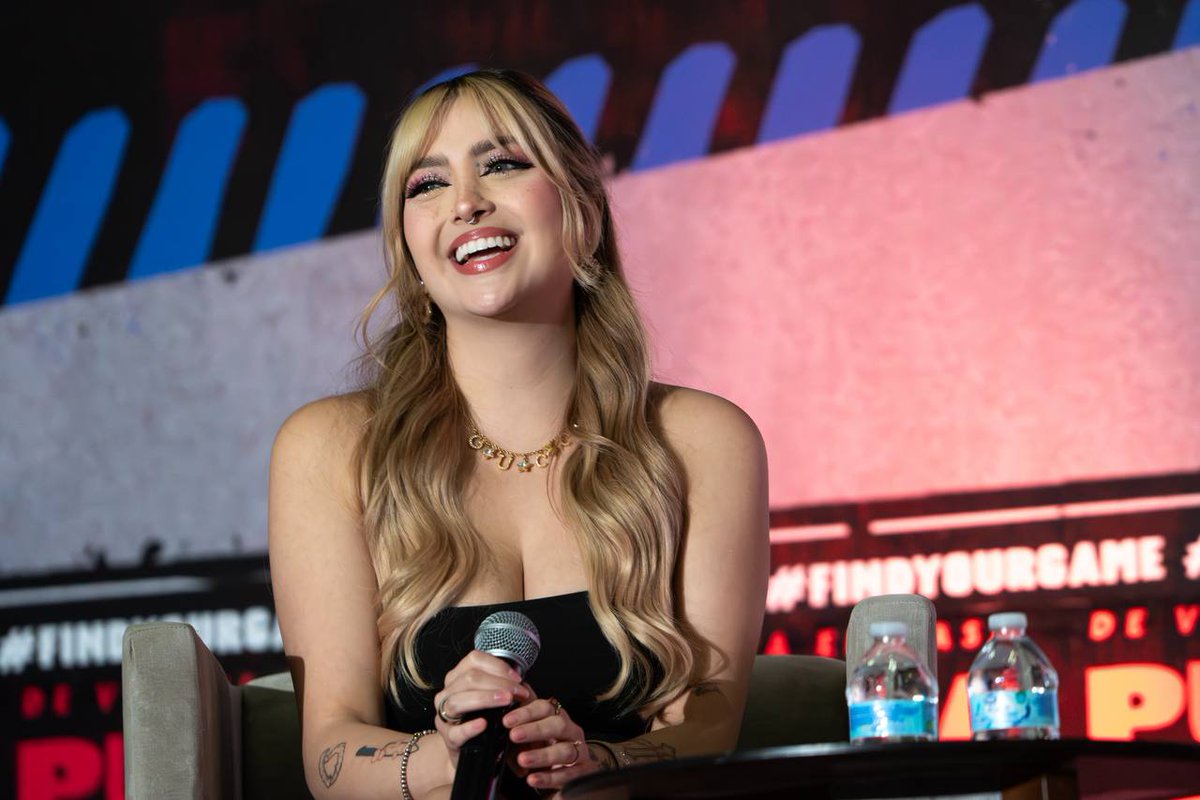 CExpositorPue's tweet image. 🎮 ¡AriGameplays está en #SFactor12! 

Streamer, tiktoker, youtuber, cosplayer… ¡y también cantante como Ari Bela! 🔥🎤 

Su energía conquista el Centro Expositor Puebla. 

#AriGameplays #GamerLatina #ExpoGamer #PueblaEstáDeModa #PorAmorAPuebla