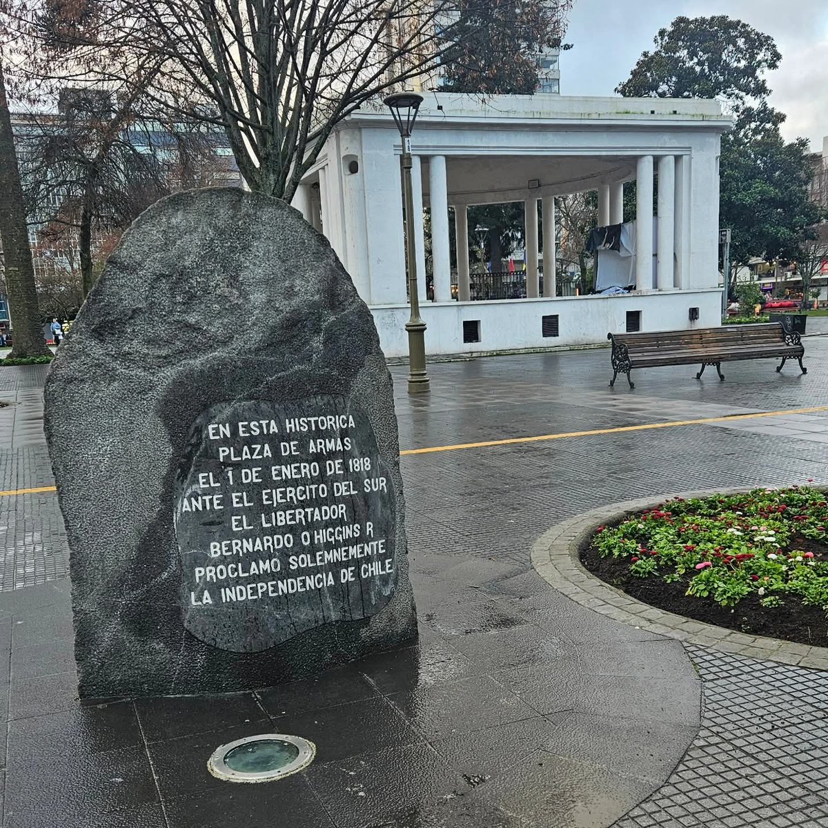 FcoDarmendrail's tweet image. Monolito que recuerda la Proclamacion de la Independencia de #Chile efectuada por Bernardo O'Higgins en la entonces Plaza de Armas de #Concepcion el 1 de enero de 1818. Producto de este hecho se le denomina Plaza de La Independencia.