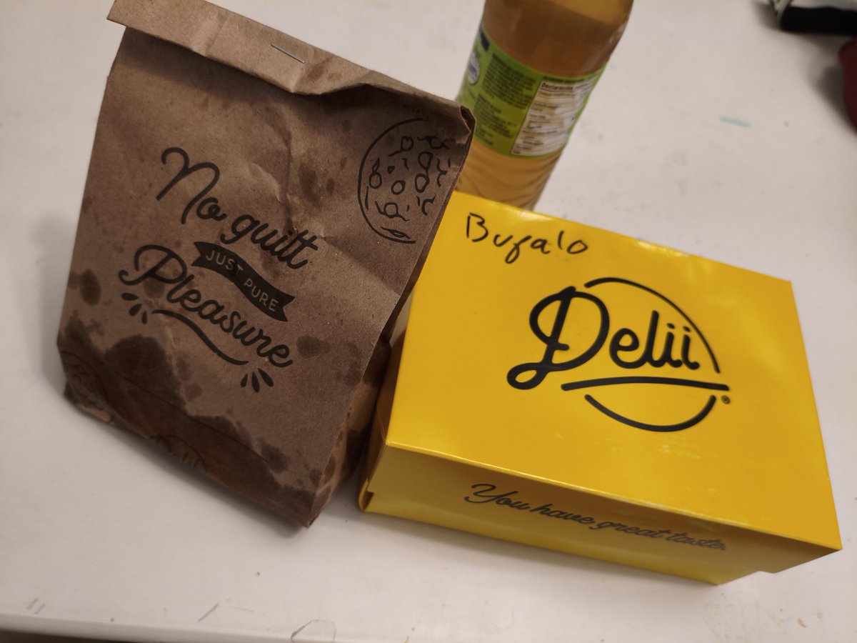 PaulDeLarge's tweet photo. Porque nadie lo pidió y no tengo nada mejor que hacer con mi tiempo libre ahora daré reviews honestos de lugares trendy de mi querido #Queretaro

Hoy le toca a Delii Chicken Sandwich con un sólido 7.5/10

Técúeme por escribir bien mi nombre https://t.co/AX0OuTyrdI