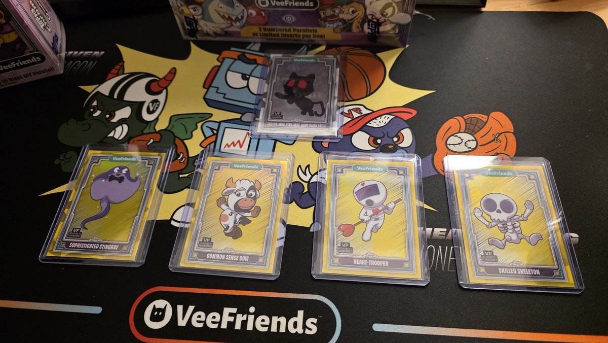 gorebashd's tweet image. Recap of hits from my 1st ever packs & blaster of @veefriends @garyvee
Pretty happy especially with that pull of the Red Eyes Very Very Very Very Lucky Black Cat π
Add in yellow refractor of skelly, cow, heart trooper & stingray & it was a great start of @VeeFriendsCards