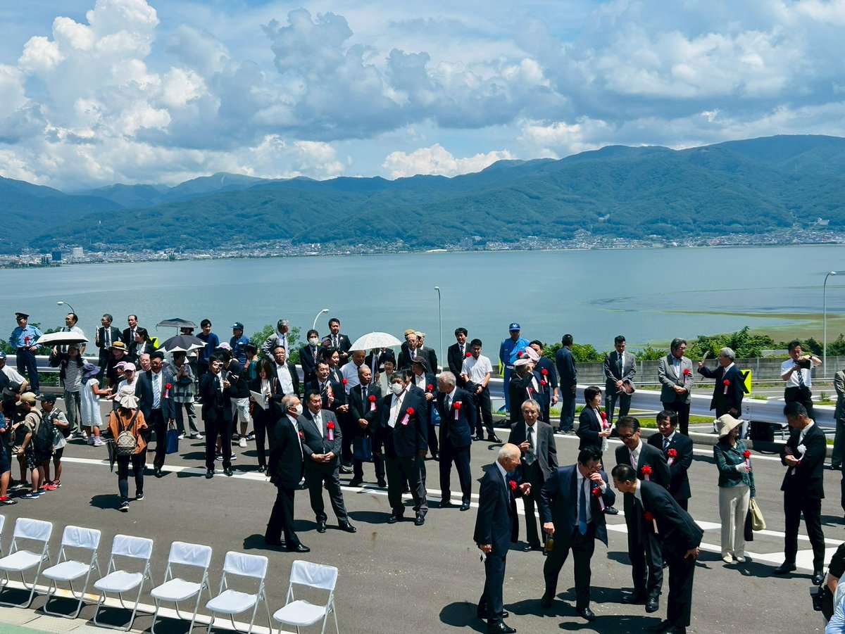 TeamSugioHideya's tweet image. 中央道諏訪湖スマートインターチェンジが完成し、開通記念式典が開かれました。岡谷ICと諏訪ICの中間地点に位置し、利便性向上のみならず、観光、産業、救急など様々な面での活用が期待されています。約80億円の経済効果が見込まれていて、地元の皆さんの期待大。おめでとうございます!