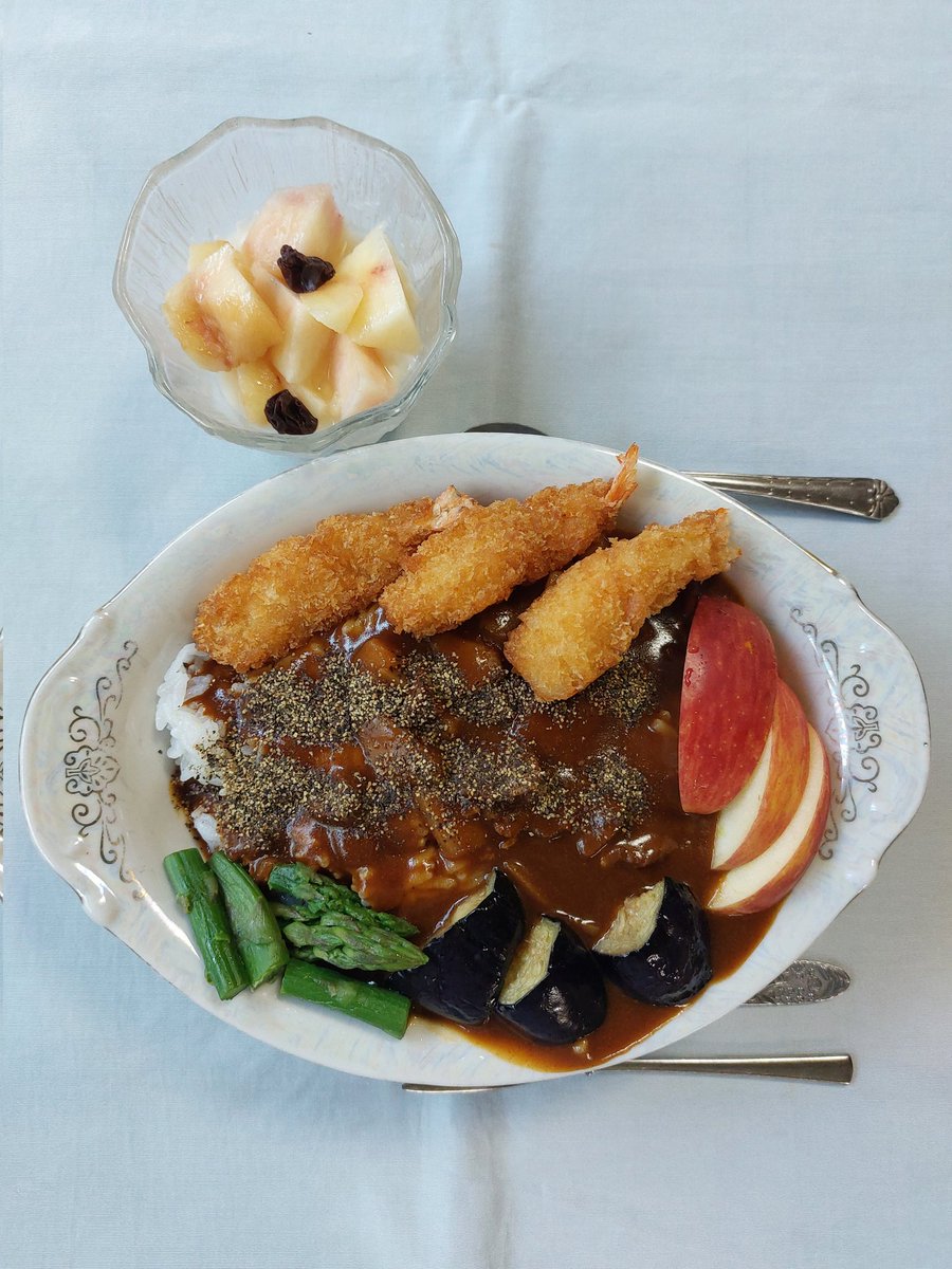 CaaaaKiiii's tweet image. 今日の昼食

りんご🍎とエビフライ🍤の夏野菜カレー🍆🌿
頂いた桃を使った桃ヨーグルトン🍑🎵