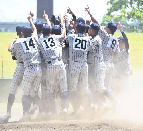 hexingames's tweet image. おはようございますヘクス・イン・ゲームズです。
敦賀気比校夏の甲子園出場おめでとうございます🎉㊗️
甲子園の常連のイメージがありますが、3年ぶりなんですね。
と言う事は今の3年生も夏の甲子園は初めてなんですね。
暑いでしょうが、一生の想い出を作って、楽しく熱く頑張って下さいね。😄