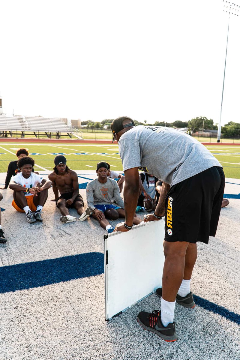 thestreetcoach_'s tweet image. Very blessed to be called to do the Lord’s work. 

Extremely proud and grateful to be a small vessel/resource in these athlete’s journey. 

I really look at these guys like family ❤️🙏🏾
Excited to see them grow!

#DraftPrep #CBclinic #DBdrills