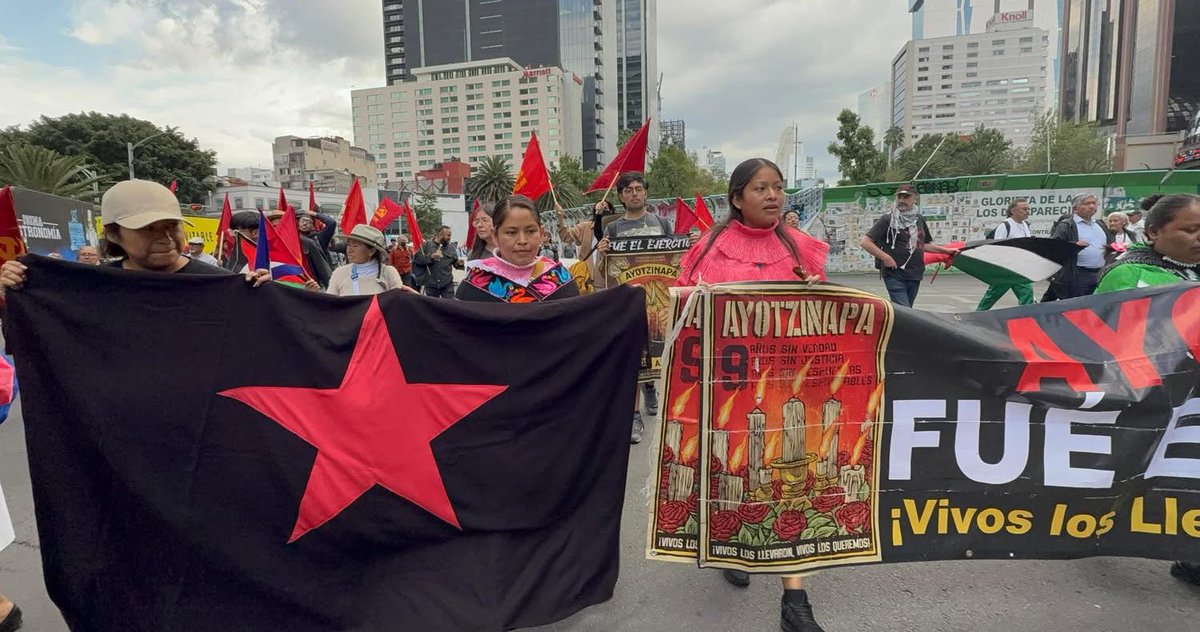 VIM_Media's tweet image. It’s been 130 months since 43 Normalista students from Ayotzinapa were forcibly abducted by the Mexican State. We continue to take the streets of Mexico City. We continue to search for truth and justice! “Your pain is our pain. Your rage is our rage!”
🖤❤️✊🏿🔥
📸:@DUprezbj