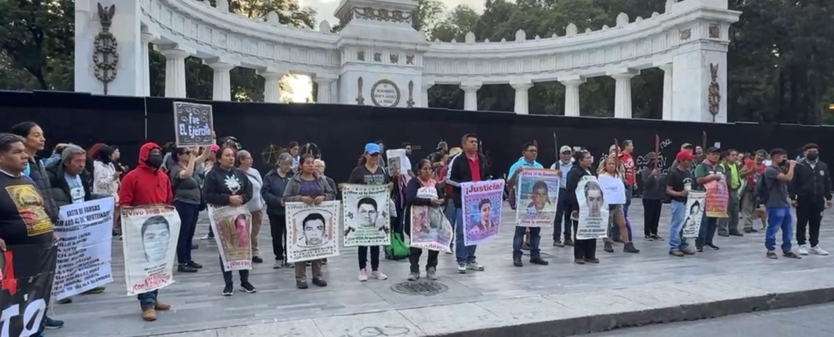 VIM_Media's tweet image. It’s been 130 months since 43 Normalista students from Ayotzinapa were forcibly abducted by the Mexican State. We continue to take the streets of Mexico City. We continue to search for truth and justice! “Your pain is our pain. Your rage is our rage!”
🖤❤️✊🏿🔥
📸:@DUprezbj