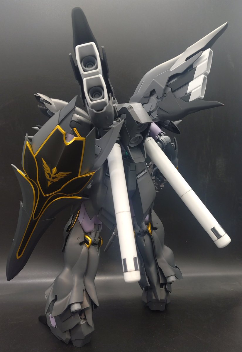 unspacy_vfx's tweet image. バンダイ 1/100 MG シナンジュ、完成♪
オリジナルカラーで塗ってみた。
エングレービングも塗装でやった。
頭部ヘッドをガンダムタイプにする予定だったけど似合わなかったから結局、ノーマルで作ったのよ。

#ガンプラ