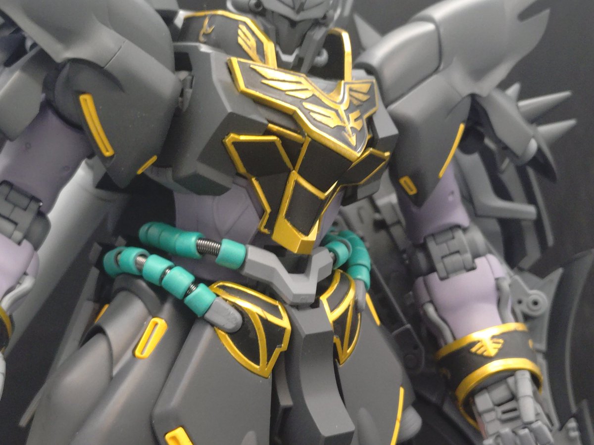 unspacy_vfx's tweet image. バンダイ 1/100 MG シナンジュ、完成♪
オリジナルカラーで塗ってみた。
エングレービングも塗装でやった。
頭部ヘッドをガンダムタイプにする予定だったけど似合わなかったから結局、ノーマルで作ったのよ。

#ガンプラ