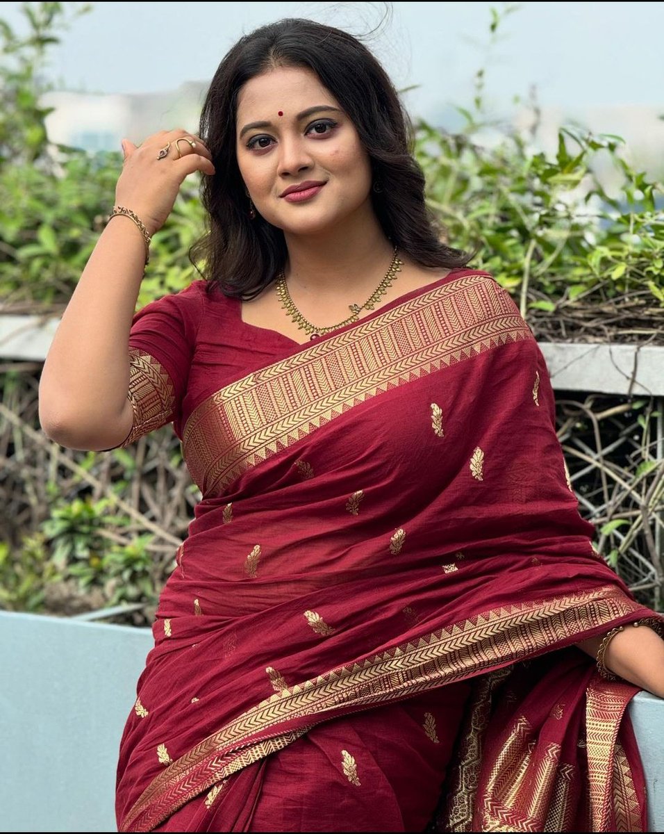 drsanika0's tweet image. चांद तक पहुंचाने के लिए
रॉकेट की नहीं, 
चौखट लाघंने की जरूरत है।