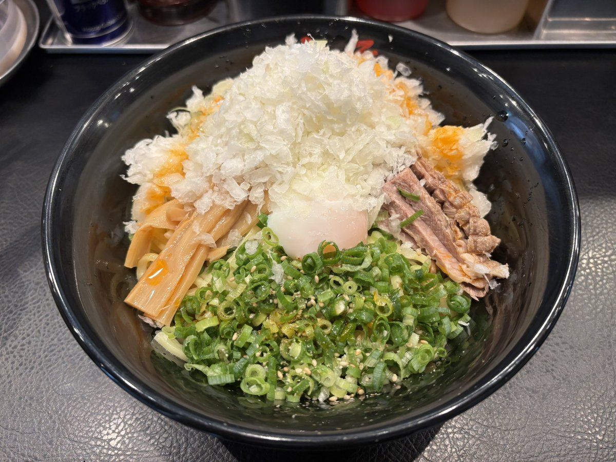SPshacho's tweet image. 【東京油組総本店の油そばの食べ方】
映画「鬼滅の刃 無限城」
観に行く前に腹ごしらえ🍜
①入店し発券機で注文するべし
私は『油そば大盛り+Aトッピング』を注文
(画像1)
②提供されたらすぐ好みの量のタマネギをぶち込むべし
③お酢とラー油を回し入れるべし
並盛りなら2周…
