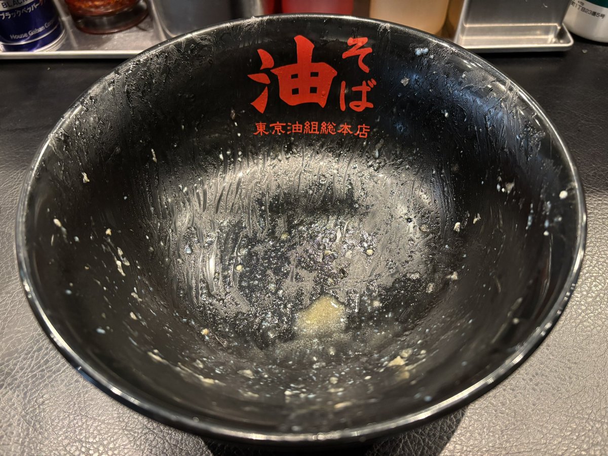 SPshacho's tweet image. 【東京油組総本店の油そばの食べ方】
映画「鬼滅の刃 無限城」
観に行く前に腹ごしらえ🍜
①入店し発券機で注文するべし
私は『油そば大盛り+Aトッピング』を注文
(画像1)
②提供されたらすぐ好みの量のタマネギをぶち込むべし
③お酢とラー油を回し入れるべし
並盛りなら2周…