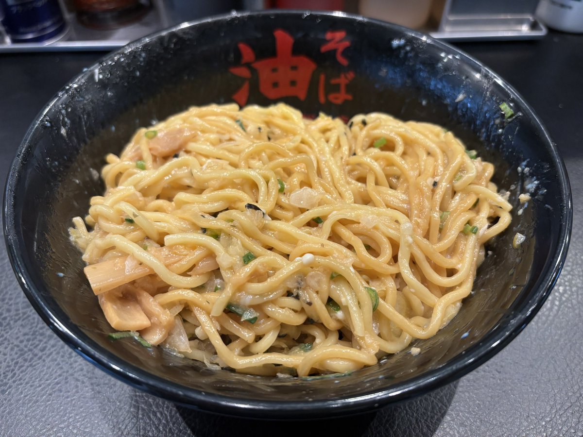 SPshacho's tweet image. 【東京油組総本店の油そばの食べ方】
映画「鬼滅の刃 無限城」
観に行く前に腹ごしらえ🍜
①入店し発券機で注文するべし
私は『油そば大盛り+Aトッピング』を注文
(画像1)
②提供されたらすぐ好みの量のタマネギをぶち込むべし
③お酢とラー油を回し入れるべし
並盛りなら2周…