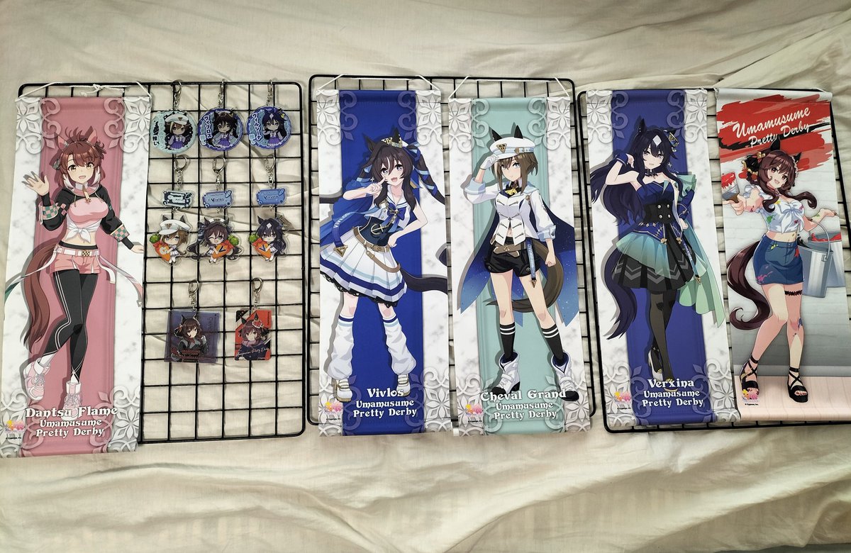 V_UMA_LOVE's tweet image. 持ってるグッズ量で
誰が最推しなのか分かるらしい？

…いやこれ公式から出てるグッズ量だな